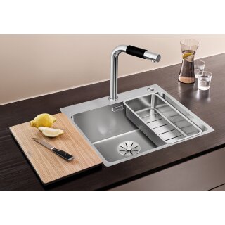 Ayol oz mushukini onanizm bilan shugullanadi va erkakning sikini silkitadi